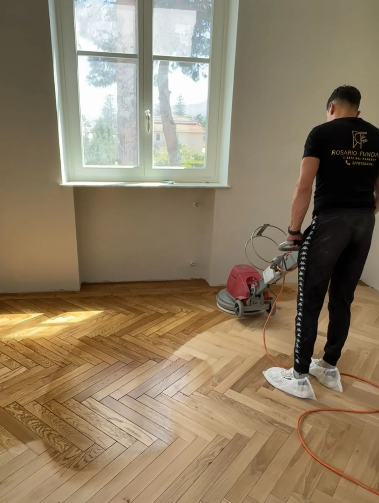 Artigiano che lavora il parquet con cura e precisione